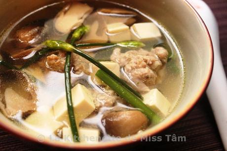 Soupe aux tofu, champignons de paille et bourgeons de ciboule