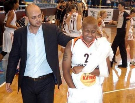 Turquie : Natasha LACY (Canik) absente plusieurs mois Natasha-LACY-epaule-fracturee--Canik-_kadinbasket.com.jpg