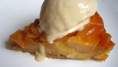 Tarte tatin aux coings et à la vanille, glace à la cannelle caramélisée