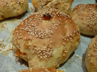 petits pains sesame abricot 02 Petits pains au sésame et aux abricots secs de P