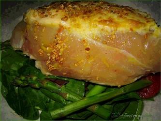 Le poulet farci, sur lit d'épinard et asperges, en papillote.. Image Hosted by ImageShack.us