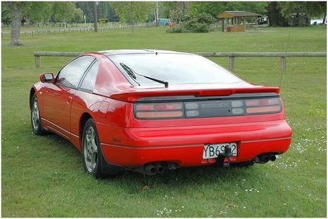 Jean Claude Attitude dans une Nissan 300 ZX 3.0 V6 Twin Turbo rouge