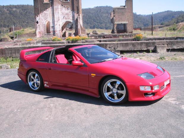 Jean Claude Attitude dans une Nissan 300 ZX 3.0 V6 Twin Turbo rouge Jean Claude Attitude dans une Nissan 300 ZX 3.0 V6 Twin Turbo rouge