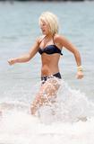 Elisha Cuthbert : en Bikini à une plage hawaïenne