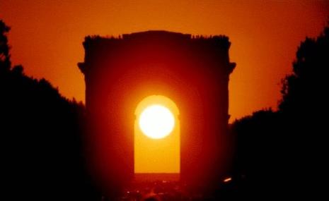 Samedi le Soleil se couchera sous l'Arc de Triomphe. Samedi le Soleil se couchera sous l'Arc de Triomphe.