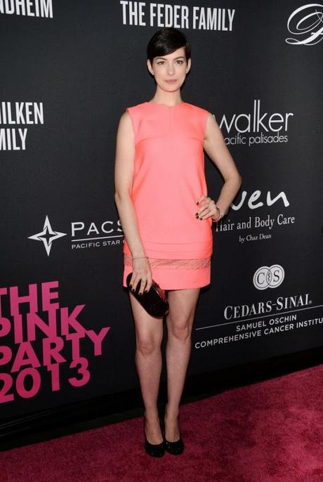 Le look d'Anne Hathaway, superbe dans sa robe rose bonbon...