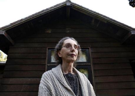Joyce Carol Oates a un côté effrayant.
Je viens à peine de... Joyce Carol Oates a un côté effrayant.
Je viens à peine de terminer son dernier roman publié en français, Mudwoman, (de près de 600 pages !) et j’apprends qu’elle en a déjà publié deux autres outre-Atlantique (dont l’un, The Afflicted, pavé de plus de 600 pages encore, semble être un thriller gothique situé au début du XXème siècle dans la veine des Mystères de Winterthum- miam miam). Impossible de suivre ce rythme, pour les traducteurs, et presque pour les lecteurs.
Qui est cette frêle femme pâle et maigre ? Son dernier roman (enfin, bref, le dernier lisible en français), nous dit précisément que derrière les visages, les personnalités sont insondables. Mudgirl, la petite fille rescapée d’une mort programmée par sa mère démente, qui devient une femme lettrée et puissante, est ce qu’on peut considérer comme un exemple typique et éclatant de résilience. Elle s’extrait de la boue primitive dans laquelle on a voulu qu’elle meure pour gravir les échelons de la réussite sociale. Mais, quitte à faire mentir Boris Cyrulnik, le passé ne passe pas tout à fait. C’est un grand roman sur le subconscient ; il refait surface dans la vie de M. R., l’héroïne, jusqu’à venir boursoufler son visage, qui est pourtant son passeport social (une des meilleures idées du livre). Le masque de boue qui la rendrait impassible, est passé sous la peau, et infecte son corps comme un virus. Il la ronge de intérieur, et c’est passionnant à lire. Terrifiant. Rêves et dérapages montrent la lente et inéluctable chute du personnage de l’échelle prestigieuse mais insupportable (car verrouillée de toutes parts) ; si haut qu’elle soit, il y a toujours cette main sévère qui lui tient un pied. Mudgirl va tomber.
La description de l’apprentissage de M. R., de sa formation intellectuelle, de la découverte de son intelligence, de son absorption dans le monde des idées au détriment d’une vie de femme, d’une vie charnelle, sa dévotion à son talent, tout cela, m’ont fait penser à Joyce Carol Oates elle-même. Difficile de ne pas penser à son parcours tout entier dédié à l’écriture. Je pense qu’il y a pas mal de JCO dans Mudgirl. C’est une impression involontaire mais tenace (qui l’énerverait sûrement). Je me demande bien quelle est sa blessure primitive à elle, qui fait qu’elle n’écrit jamais aussi bien que sur le tourment, sur la douleur, sur le mal, l’horreur et le grotesque. Ça ne me regarde pas bien sûr. Mais quand même. Parfois, même la lectrice la plus fervente fait un pas de côté et oublie l’art et s’interroge sur la personne de chair et de sang qui tient son stylo.
Une énigme.