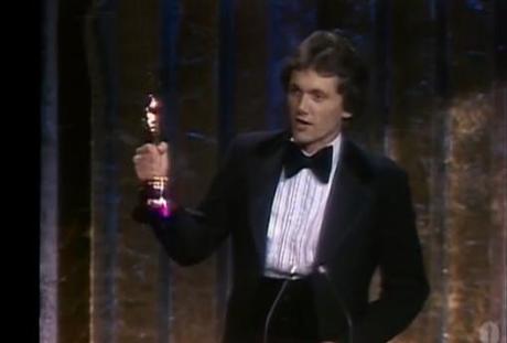Robert Blalack recevant l'Oscar des meilleurs effets spéciaux pour Star Wars en 1978.