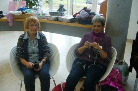 Les citoyennes tricoteuses de Lomme à la médiathèque l'Odyssée Les citoyennes tricoteuses de Lomme à la médiathèque l'Odyssée