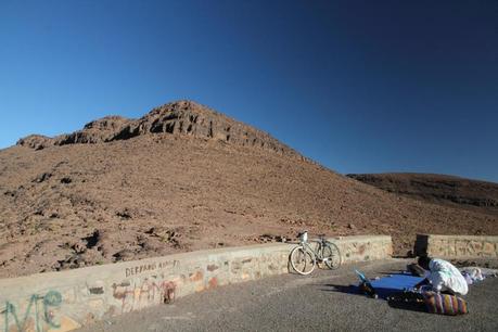 Un vendeur de souvenirs sur la route entre Ouarzazate et le Sarho