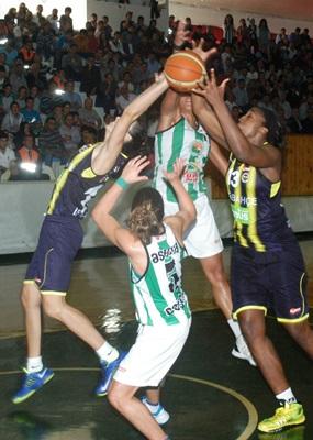 Turquie : Fenerbahce chute d'entrée Ceyhan-vs.-fenerbahce_basketfaul.com.jpg