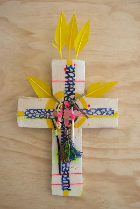 Croix de plâtre par Jai Vasicek