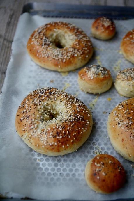 Bagel cheeseburger avec oignons rouges, moutarde de Dijon et fromages suisses 2013-10-23 036