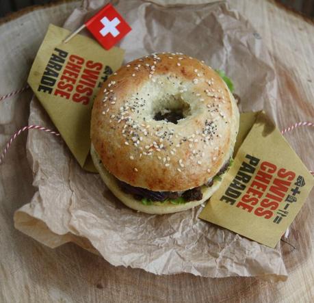 Bagel cheeseburger avec oignons rouges, moutarde de Dijon et fromages suisses 2013-10-24 031