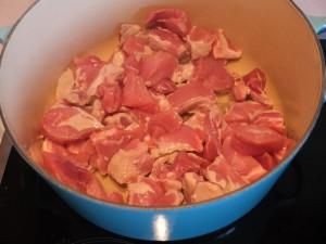 La cuisson du porc se fait lentement pour ce plat en sauce