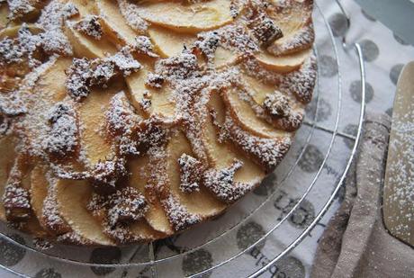 Gâteau aux pommes, raisins secs & rhubarbe