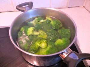 Les brocolis sont d'abord cuits dans l'eau