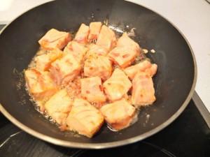 Le saumon est coupé en dés et cuit avec des échalottes