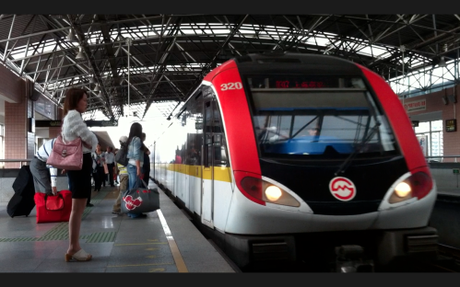 Des chiffres et des êtres : le métro de Shanghai SH-SB-arriving-in-station