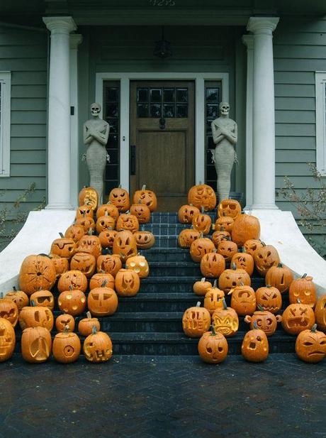 stoop party // love all those pumpkins!!