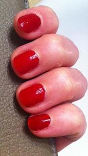 Twin Sweater Set ... Mes ongles voient rouge ! [Essie]