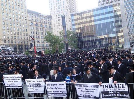 des milliers de juifs manifestant contre Israël