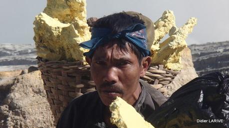 INDONESIE : Les combattants du Kawah Ijen INDONESIE : Les combattants du Kawah Ijen