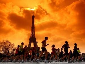 Marathon de Paris devant la tour eiffel avec une foule très importante