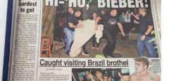 Justin Bieber surpris à la sortie d'une maison close à Rio de Janeiro Justin Bieber surpris à la sortie d'une maison close à Rio de Janeiro