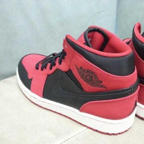 Air Jordan 1 Mid Red Black White air-jordan-1-mid-red-black-white-03