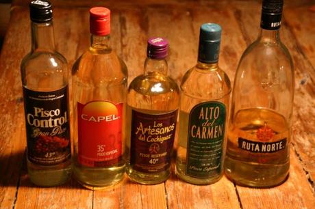 Pérou – Chili : le match du Pisco arbitré par l’Europe Quelques bouteilles de Pisco produit au Chili (photo sous licence créative commons Felipe Menanteau)