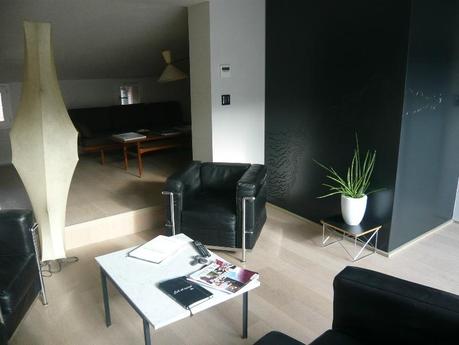 Chambre d'hôte Perpignan Canartist Francoise Chalade chambre terre La loge salon commun design fauteuil Le Corbusier LC2 (2)