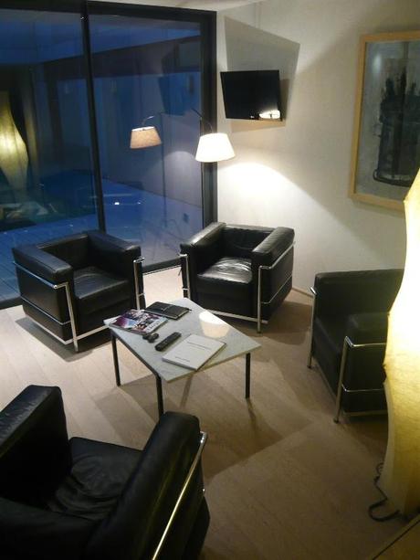 Can Artist : une chambre d'hôte so design and so calm Chambre d'hôte Perpignan Canartist Francoise Chalade chambre terre La loge salon commun design fauteuil Le Corbusier LC2