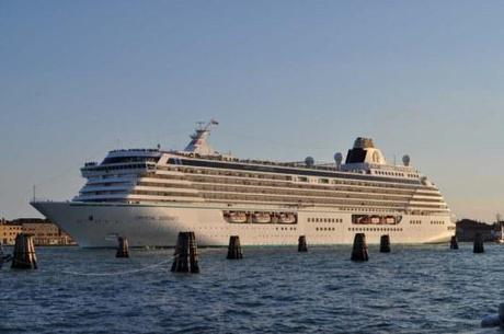 Les navires qui auront toujours le droit de circuler devant le bassin de San Marco Crystal Serenity nel bassino di San marco, il 20 settembre 2013
