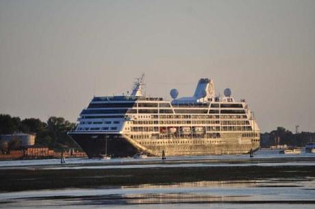 Les navires qui auront toujours le droit de circuler devant le bassin de San Marco Amara Quest vicino nell forte Sant' Andrea