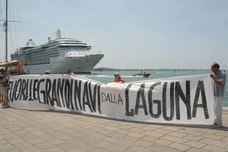 Les navires qui auront toujours le droit de circuler devant le bassin de San Marco 7, 8 e 9 giugno 2013 – Tre giornate di mobilitazione per dire: NO alle Grandi Navi, NO alle Grandi Opere.