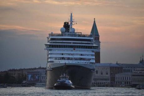 Les navires qui auront toujours le droit de circuler devant le bassin de San Marco Le Queen Victoria, monstrueux dans le bassin de San Marco