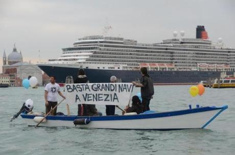 Les navires qui auront toujours le droit de circuler devant le bassin de San Marco VENEZIA: NO GRANDI NAVI,CORTEO ACQUEO E PROTESTA A SAN MARCO