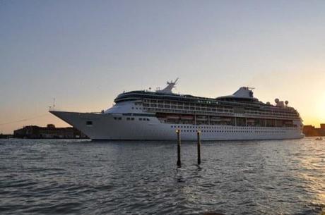 Les navires qui auront toujours le droit de circuler devant le bassin de San Marco Le Legend of the seas dans le canal de la Giudecca le 20 septembre 2013