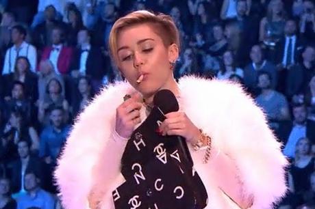 Scandale : Miley Cyrus fume un joint sur la scène des MTV EMA 2013