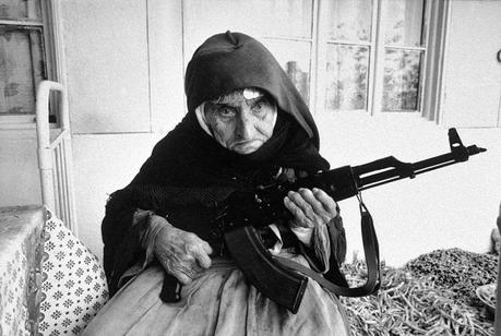 Une arménienne de 106 ans garde sa maison, en 1990