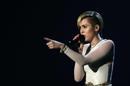 VIDEO. Miley Cyrus fume un joint sur la scène des MTV awards, à Amsterdam
