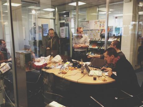 Une cellule de crise au siège, une équipe d'urgence sur le départ Une cellule de crise au siège, une équipe d'urgence sur le départ