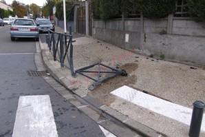 Accident par excès de vitesse rue Benfleet à Romainville. Carrefour I J C Benfleet nuit 8 9 - 11 2013 (Barrière pli