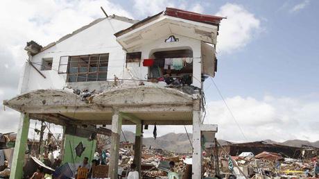 Rasée. Rien ne lui a résisté. Trois jours après le passage du puissant typhon Haiyan sur les Philippines, les habitants de la ville de Tacloban errent dans un paysage de maisons fracassées, de carcasses d'automobiles et d'arbres déracinés. Cette ville de 220000 habitants, située à environ 580 kilomètres au sud-est de Manille, enregistre le plus lourd bilan du pays, avec près de 10.000 tués. Les Nations unies ont prévenu qu'il fallait «s'attendre au pire» pour le bilan final.