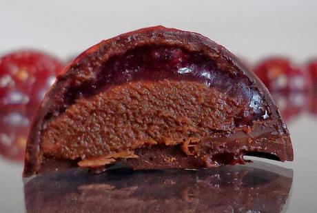 Chocolats fins : demi sphères gelée de framboise et ganache chocolat noir