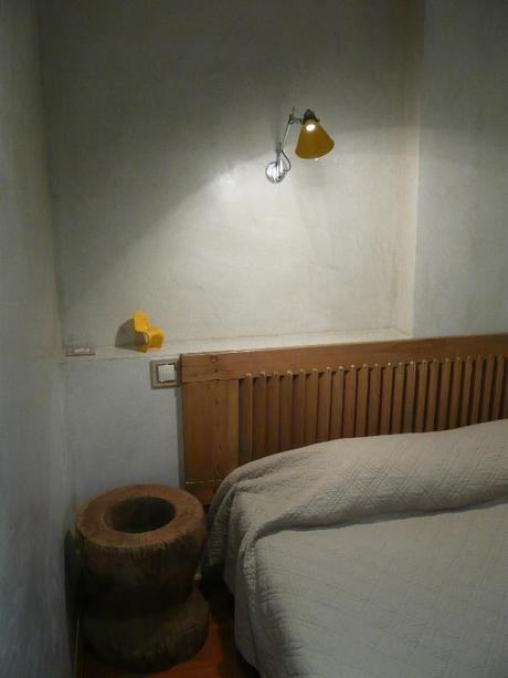 Chambre d'hôte Perpignan Canartist Francoise Chalade chambre terre fauteuil design La loge lampe artemide miniature chaise design
