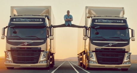 Jean Claude Van Damme fait un grand ecart spectaculaire entre deux Camions Volvo