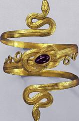 vue de face du bracelet serpent en or