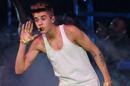 Justin Bieber reçoit trois fois la visite de la police en une nuit… Jennifer Lopez cascadeuse en talons aiguille…